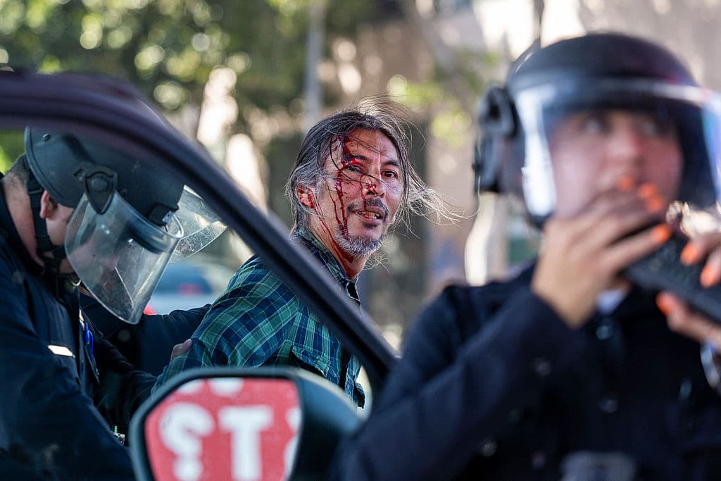 Corrió la sangre como no se había observado 
<b><a href="https://www.univision.com/local/los-angeles-kmex/fuegos-artificiales-saqueos-granadas-y-arrestos-en-protestas-contra-ice-en-los-angeles-california-fotos" target="_blank">durante las manifestaciones contra ICE en los días previos</a></b>.