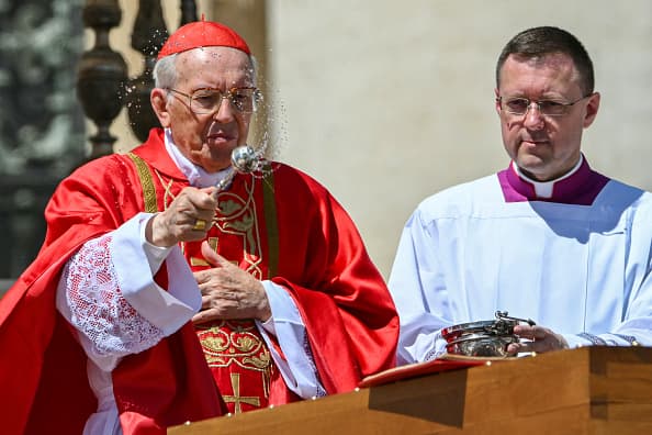 El cardenal Giovanni Battista Re bendice el féretro del papa Francisco.