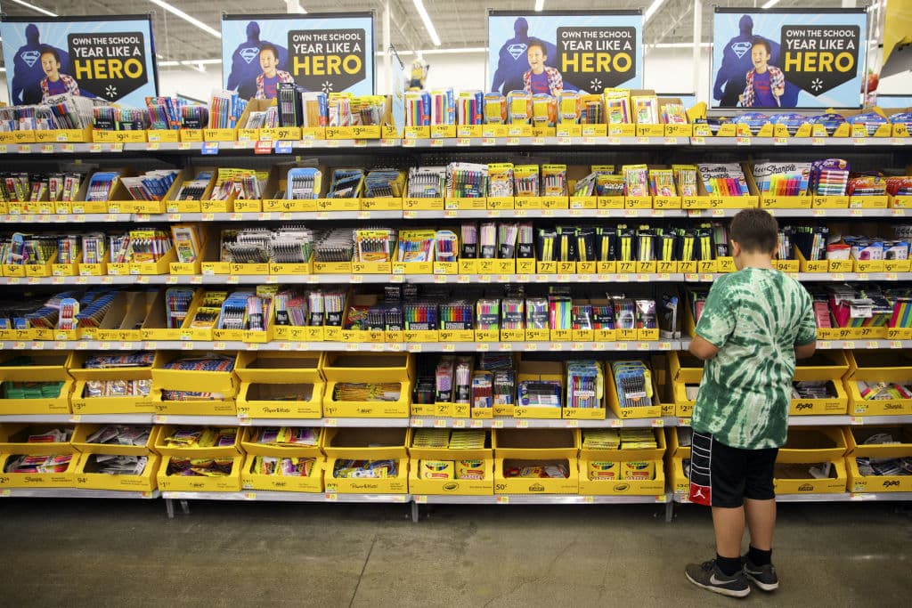 Un letrero para niños en una vitrina de armas de fuego obliga a Walmart a disculparse