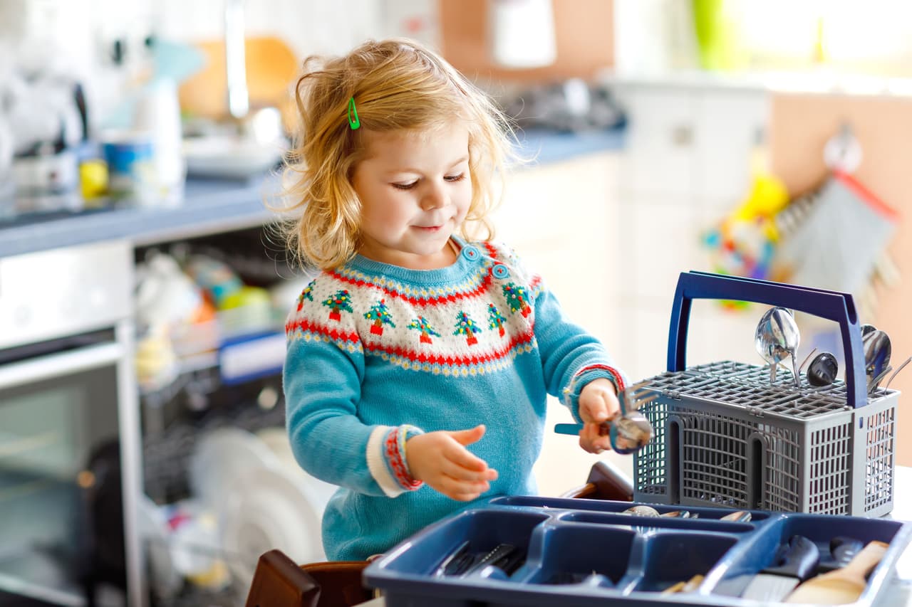 <b>Cuchillos.</b> Aunque acostumbremos colocar las cucharas, los tenedores y los cuchillos en el mismo lugar, cuando tienes niños debes cambiar la estrategia para evitar que tengan a su alcance algún artefacto que los pudiera cortar.