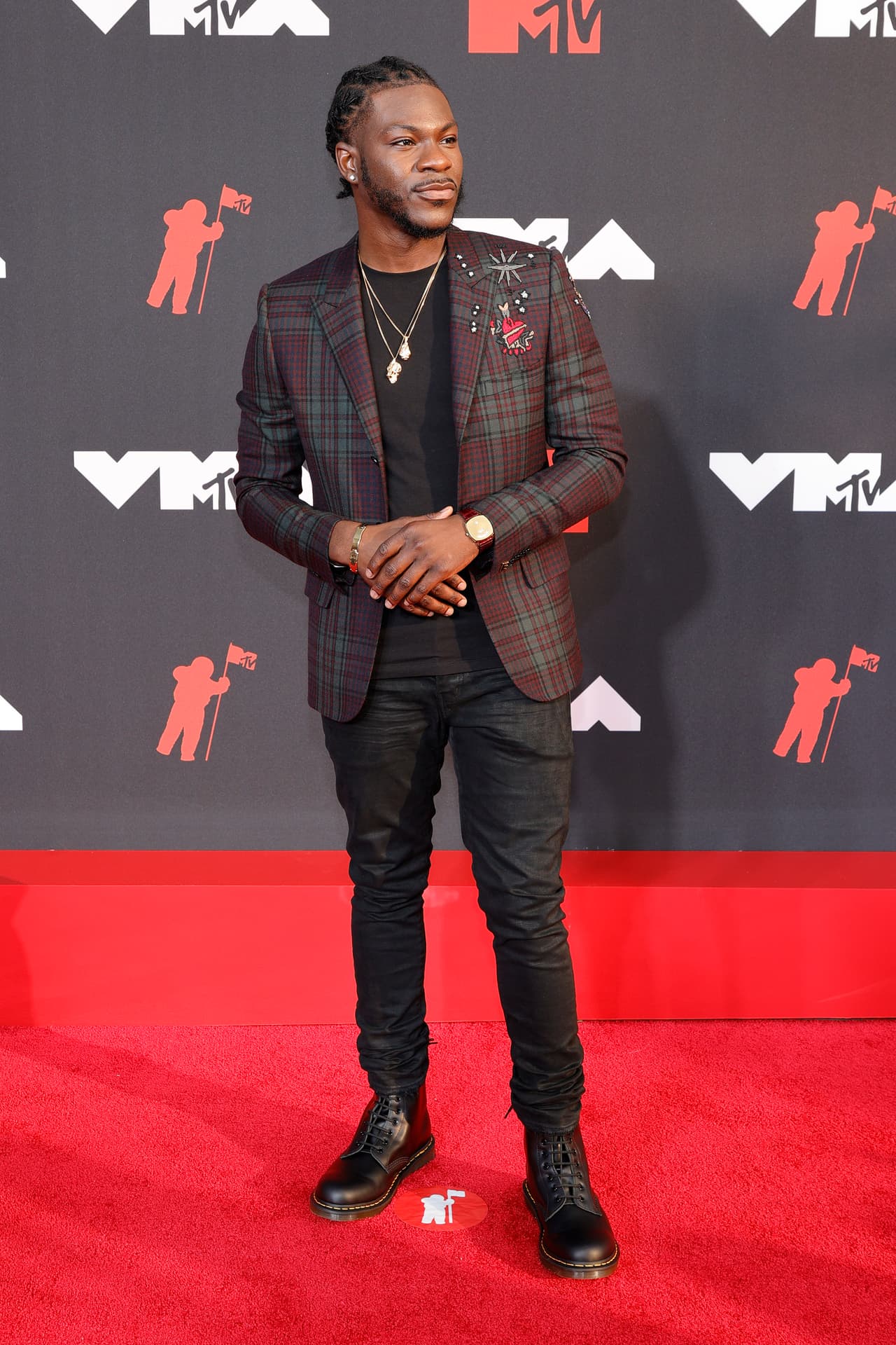 Dometi Pongo, presentador de la serie ‘True life crime’ de MTV, llegó con este saco a cuadros con un detalle a un costado de la solapa.