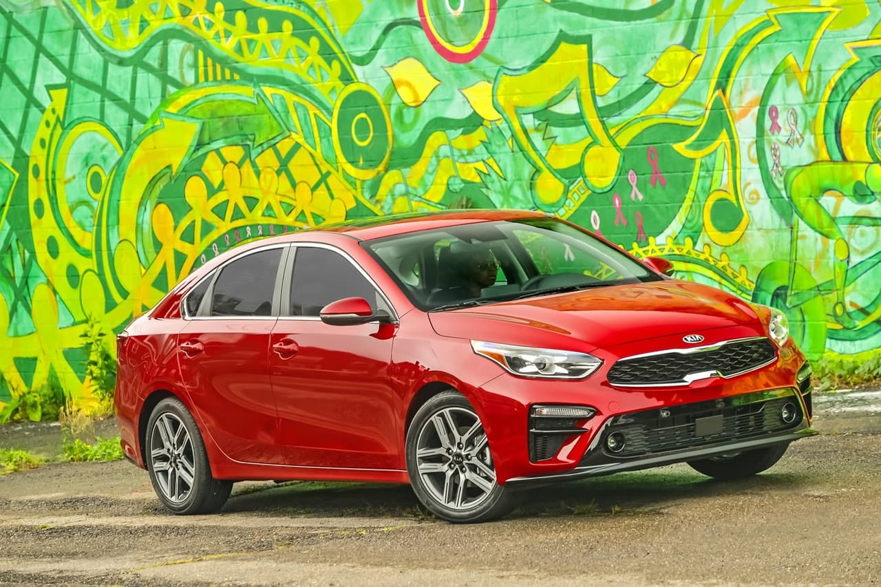 <b><h3 class="cms-H3-H3">Kia Forte - $18,715</h3></b>
<br>
<br>El Forte fue recientemente actualizado y adopta líneas que claramente se ven inspiradas en el Stinger, el sedán deportivo de Kia con tracción en las ruedas traseras. A diferencia de la mayoría de los integrantes de esta lista, el Forte incluye una pantalla de 8 pulgadas (y no de 7) integrada con Apple CarPlay y Android Auto. Acomoda a cinco pasajeros en asientos cómodos y grandes y aloja hasta 15.3 pies cúbicos de carga en su maletero.
<br>