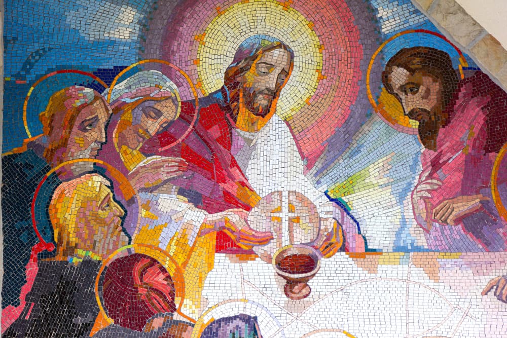 Como "última cena" se refiere a la comida que, en celebración de la Pascua, compartió Jesús con sus discípulos. En ella instituyó la eucaristía, también llamada comunión, en donde Cristo deja su cuerpo y sangre transformados en pan y vino.