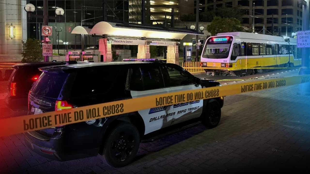 <h3 class="cms-H3-H3">Momentos de terror en pleno centro</h3> 
<b><a href="https://www.facebook.com/share/v/19rcza2Wni/" target="_blank">El tiroteo ocurrió la tarde del domingo dentro de un tren de DART</a>, en pleno centro de Dallas</b>. Testigos contaron que 
<b>un hombre subió al vagón y comenzó a disparar sin decir palabra</b>. 
<a href="https://www.univision.com/local/dallas-kuvn/tiroteo-tren-dart-dallas-pearl-station-disparos-pasajeros-testigos-domingo" target="_blank">Pasajeros corrieron, algunos se tiraron al suelo, y otros buscaron refugio detrás de los asientos</a>. Las operaciones del tren se suspendieron mientras 
<b>decenas de agentes y paramédicos llegaron al área.</b> Horas después, DART informó que el servicio se había restablecido con normalidad.