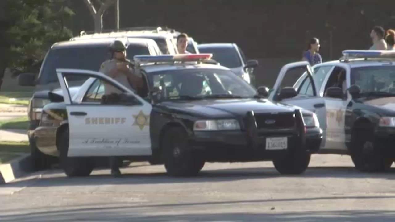 Alguaciles del Sheriff de Los Ángeles intentan negociar con un atrincherado en Pico Rivera