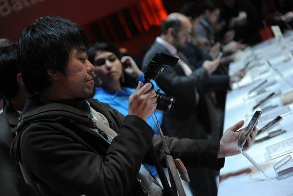 Es más delgado, ligero y más sólido, con más de 300 operadores móbiles, con 4G LTE (Long Term Evolution). Tiene tan sólo 7.9 mm de grosor y pesa 130 gramos, con una pantalla LED de 5'' HD, en color blanco y negro, hecho de policarbono.