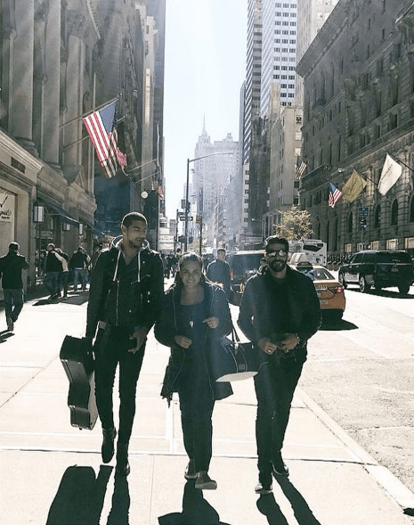 Manuel Medrano de paseo por las calles de Nueva York con su inseparable guitarra. Para él son días de promoción.
