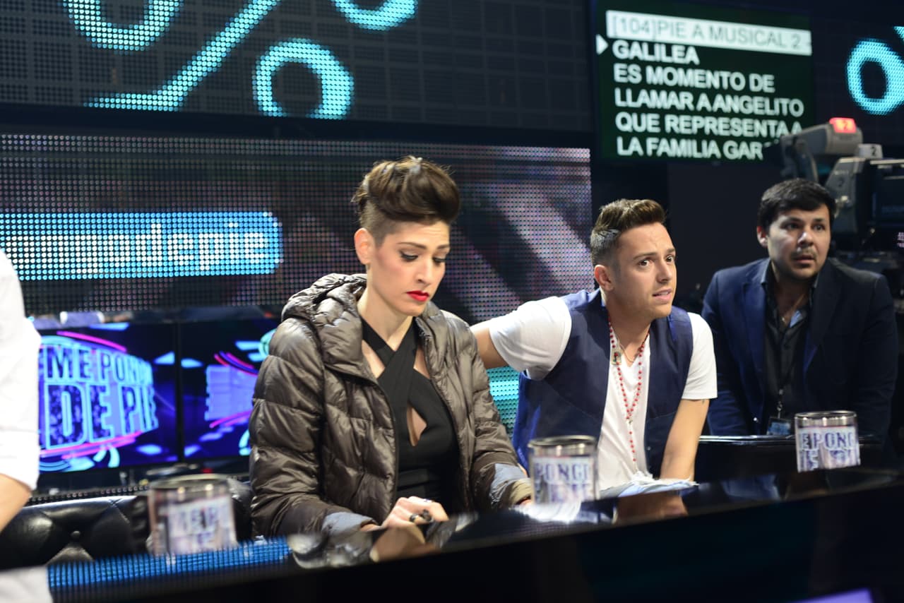 Cuando no están frente a la cámara, los famosos hacen de todo, lo malo es que no se dan cuenta que nuestra cámara indiscreta anda alerta y los está viendo. Así fue como captamos a jueces y capitanes en el detrás de cámaras.