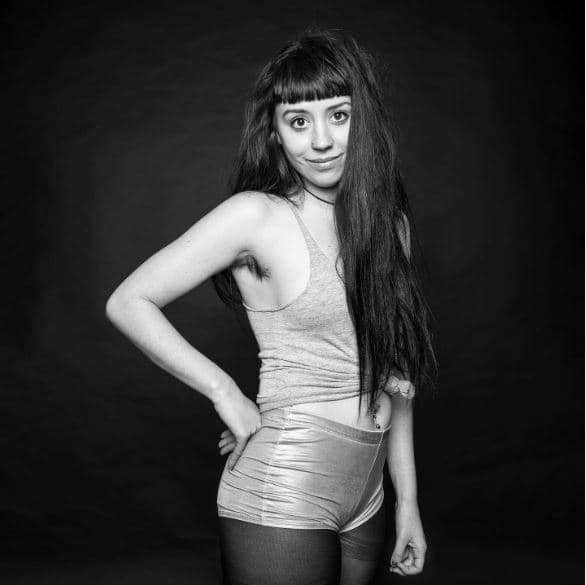 En estas imágenes, la mirada del vello axilar rompe los cánones de belleza convencionales y expone su fragilidad.