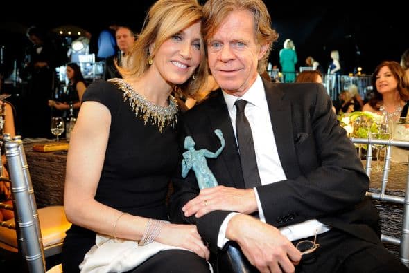 Awwww, Willima H. Macy celebró así de tierno su estatuilla con su Felicity. ¡Si es como un hijito!