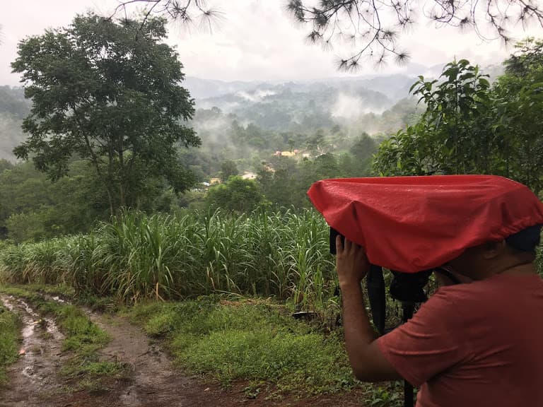 El camarógrafo de Univision Noticias, Marvin Valladares, captura imágenes de las laderas con neblina en el oeste de Honduras
