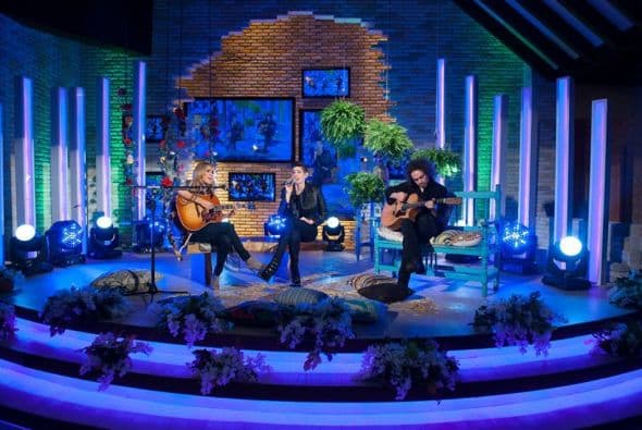 El público estaba muy emocionado, disfrutando de sus maravillosas melodías.