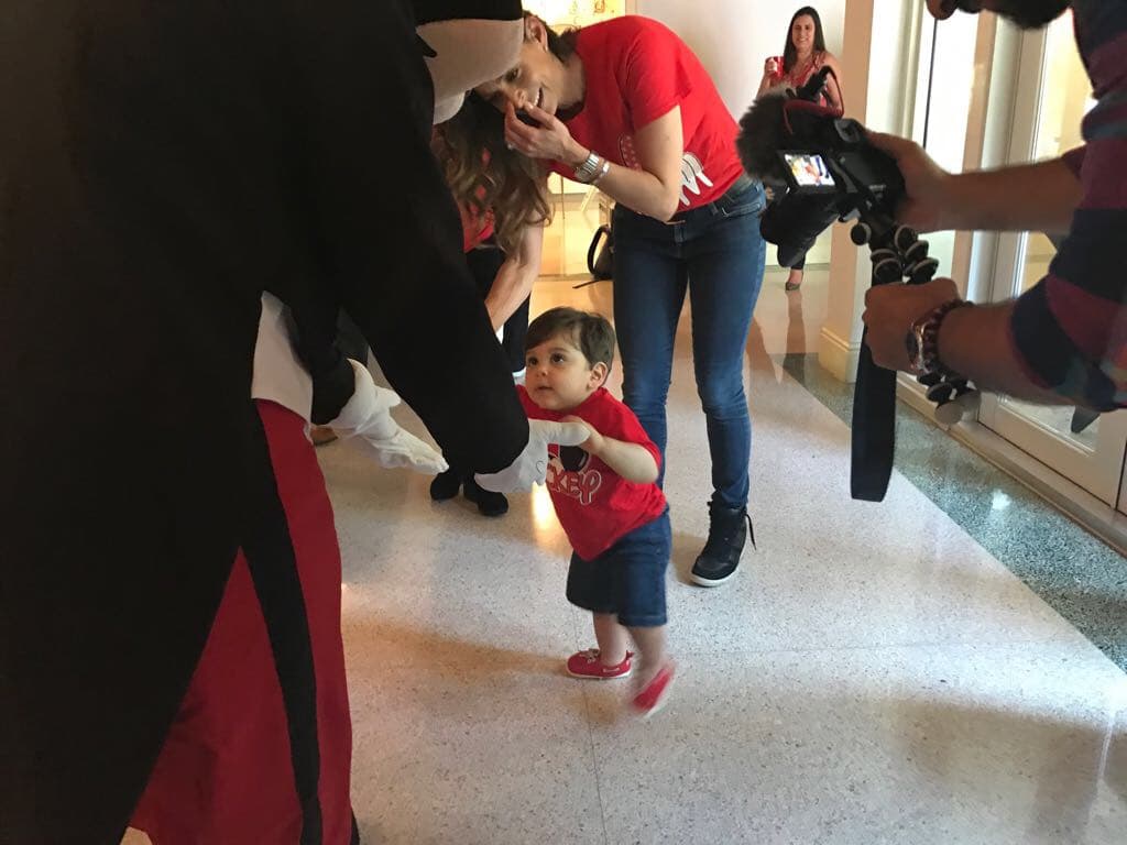 Y llevó a sus personajes favoritos para que lo acompañaran en este día especial.