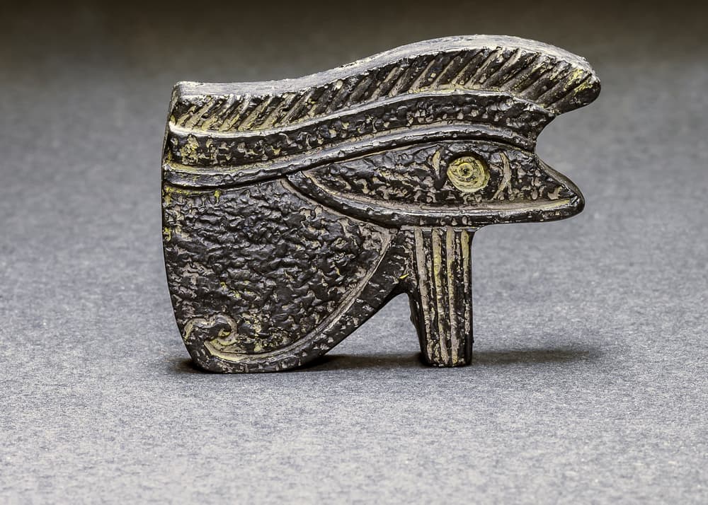 El ojo de Horus es el ojo que todo lo ve y puede, así que lo usaban no sólo como protección personal de los dioses, sino también contra el mal de ojo, las envidias, enfermedades, maldiciones y conjuros. Es uno de los más populares y familiares que encontrarás; el amuleto egipcio por excelencia.