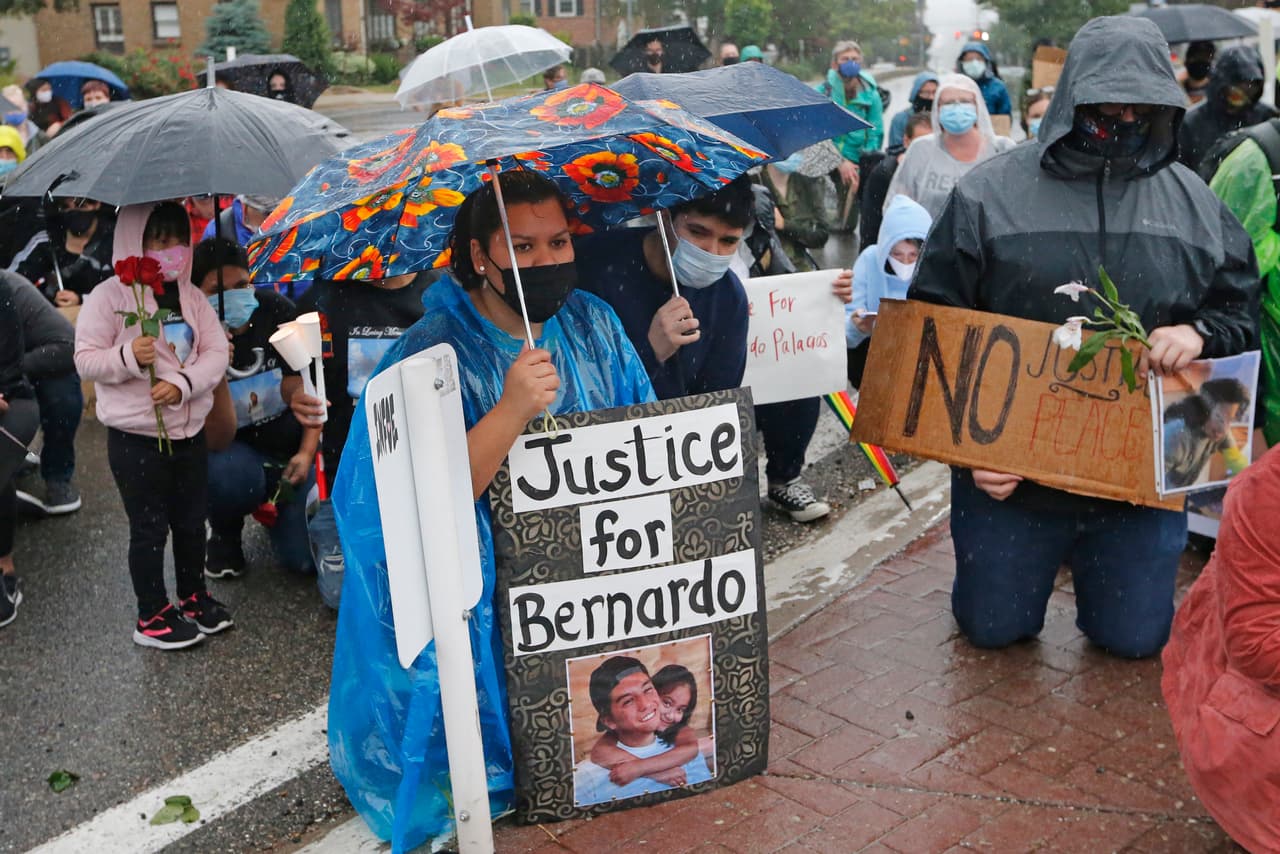 "Nunca confrontó a los agentes": piden arresto de policías que dispararon al menos 20 veces a un hispano