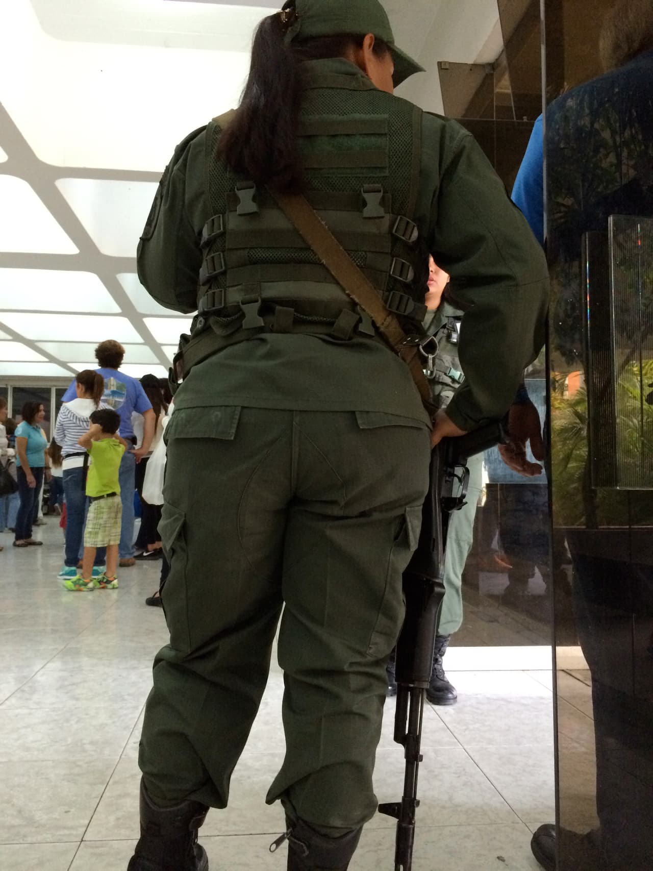Hay presencia militar en todos los centros de votación.