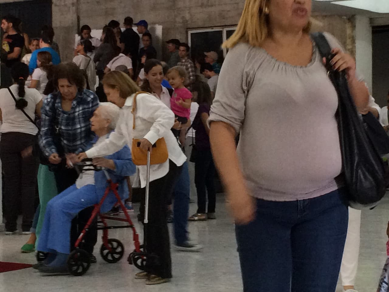 Hasta en sillas de ruedas, los votantes se han movilizado.