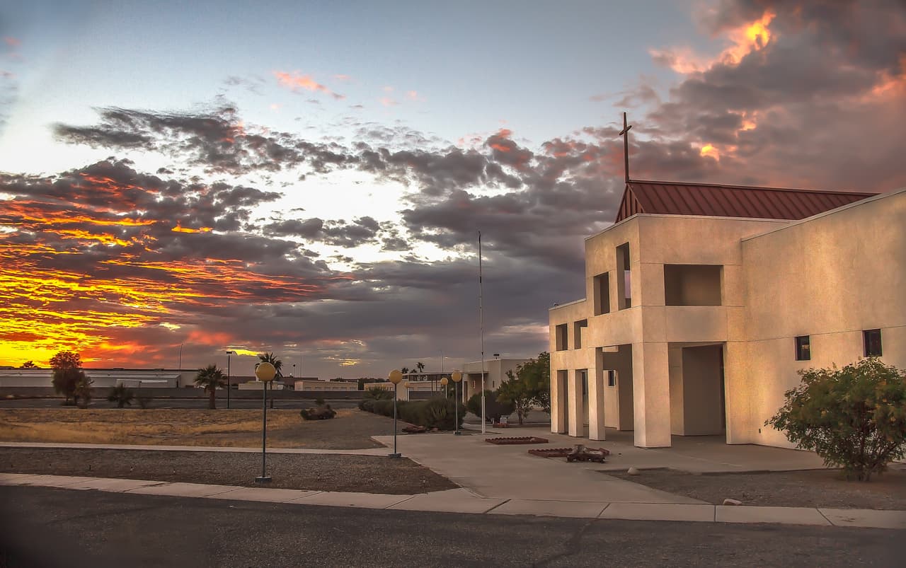 <b>Puesto 19. Yuma, Arizona.</b>
<br>
<br>Salario promedio en 2019: 30,840 dólares al año. 
<br>
<br>Empleo con más concentración: granjeros y trabajadores de cultivos, viveros e invernaderos (51.2 veces más común que en el resto del país).
<br>
<br>Salario promedio anual de estos empleados: 25,440 dólares (salario promedio nacional: 25,440 dólares). 
<br>
<br>Según el estudio, entre los adultos de 25 años o más en el área solo el 74.2% tiene un diploma de escuela secundaria y el 14.2% una licenciatura (muy por debajo de las tasas nacionales de 88.6% y 33.1%, respectivamente). 
<a href="https://www.univision.com/noticias/dinero/trabajos-empleos-experiencia-salarios-remuneracion-60-000-dolares-al-ano-fotos"><u>Vea aquí los empleos que más pagan sin tener experiencia en EEUU</u></a>