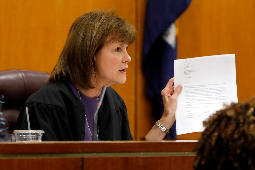 La joven, según los documentos judiciales, intentó conseguir un préstamo de 22 millones para lanzarlo después de convencer a un poderoso promotor para que le proporcionara un lugar en la prestigiosa Park Avenue. En la fotografía, la jueza Diane Kiesel habla durante la sentencia a la falsa heredera.