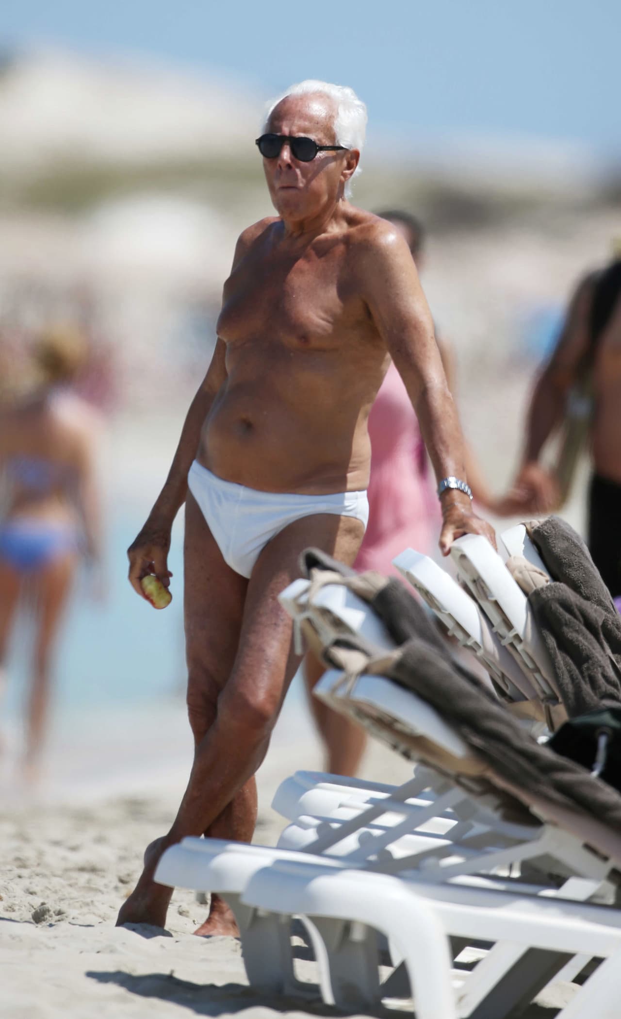 Giorgio Armani en traje de baño