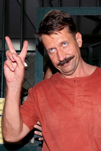 En una de las pocas entrevistas que concedió a la prensa, dijo al New York Times en 2003 haber entrado en el mundo de "los negocios" en 1992, cuando, a los 25 años de edad, compró tres aviones de carga Antonov por $120 mil.