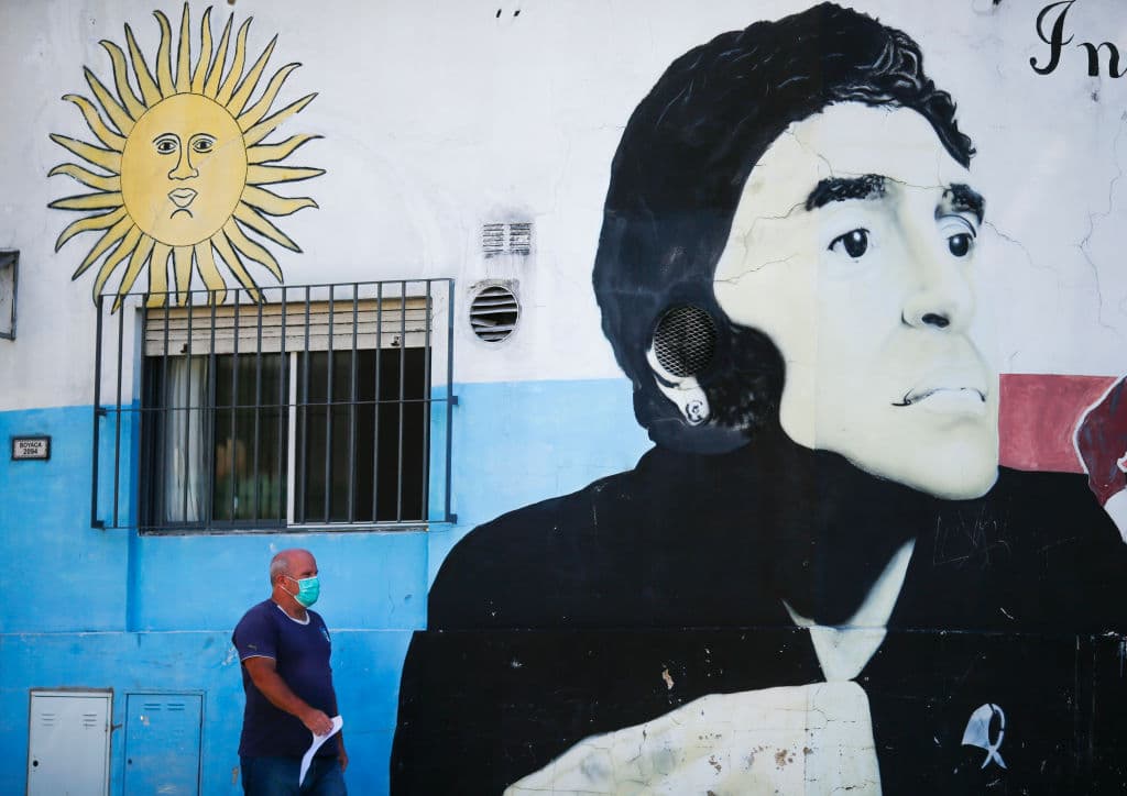 Otro mural cercano al club donde debutó Maradona.