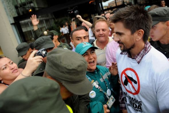 El concierto tuvo un acto simbólico que consistió en que la gente del sector recordó las operaciones "Orión" y "Mariscal", realizadas en 2002 por el Ejército colombiano en estas comunas para combatir a milicianos de las guerrillas y del narcotráfico.