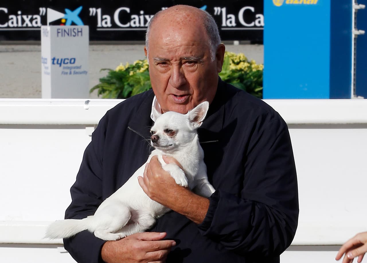 <b>Amancio Ortega</b>, español. Es el fundador de la cadena de tiendas Zara. Su patrimonio neto total es de 59,900 millones de dólares.
<br>