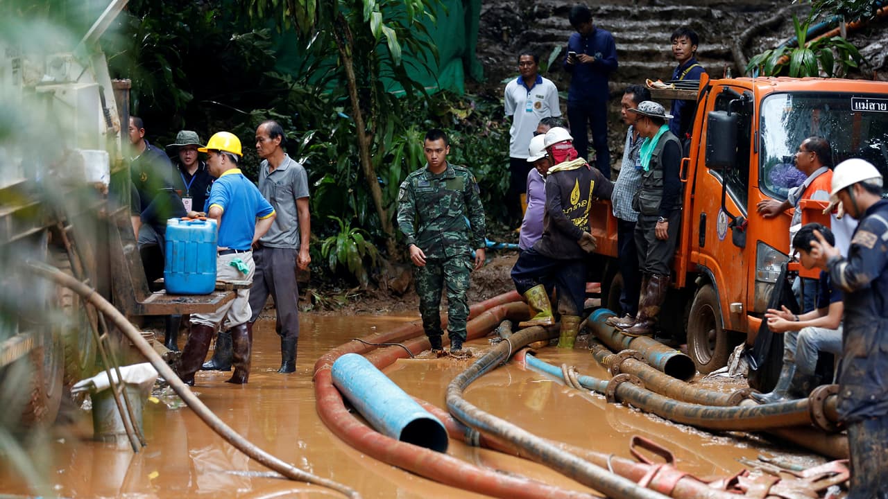 Aprender a bucear o esperar que bajen las aguas: las opciones de los niños atrapados en una cueva en Tailandia