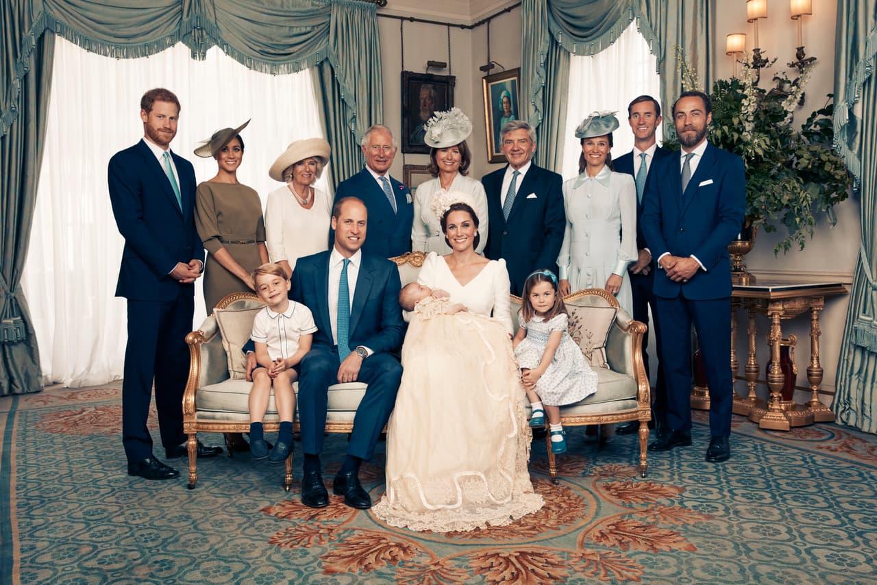 Una semana después de la ceremonia, la familia real británica publicó las fotos oficiales del
<a href="https://www.univision.com/entretenimiento/realeza/la-reina-isabel-falta-al-bautizo-del-principe-louis-meghan-y-harry-tampoco-seran-padrinos">bautismo</a> del hijo menor del
<a href="https://www.univision.com/entretenimiento/este-es-el-momento-cuando-kate-regana-al-principe-william-y-la-princesa-charlotte-a-unos-fotografos-video"><b>príncipe William</b></a> y
<a href="https://www.univision.com/entretenimiento/realeza/kate-middleton-se-anota-otra-victoria-en-la-batalla-de-estilos-con-meghan-markle-fotos"><b>Kate Middleton</b></a>.