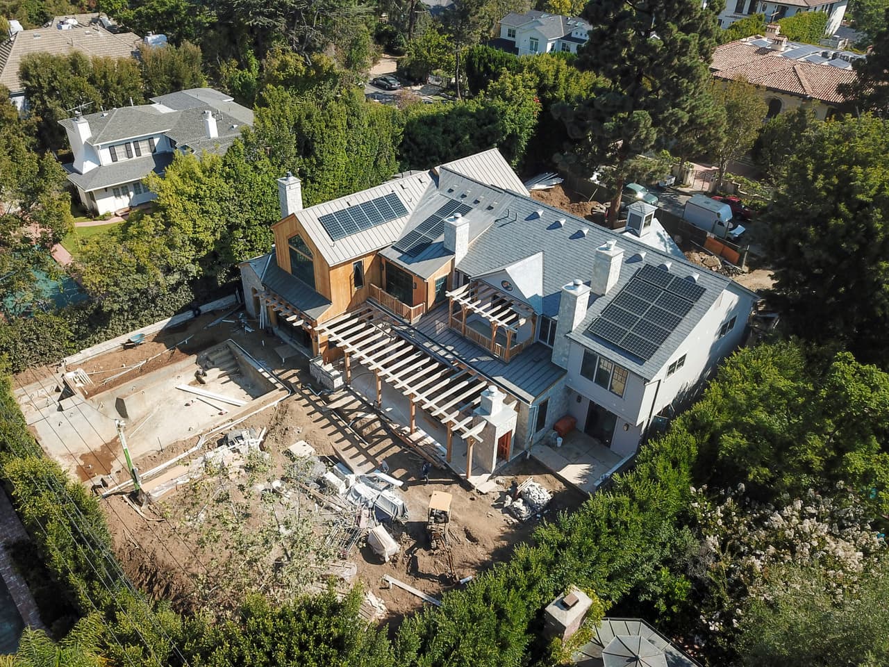 Se le instalaron paneles solares en el techo que ayudarán al medio ambiente.
<br>