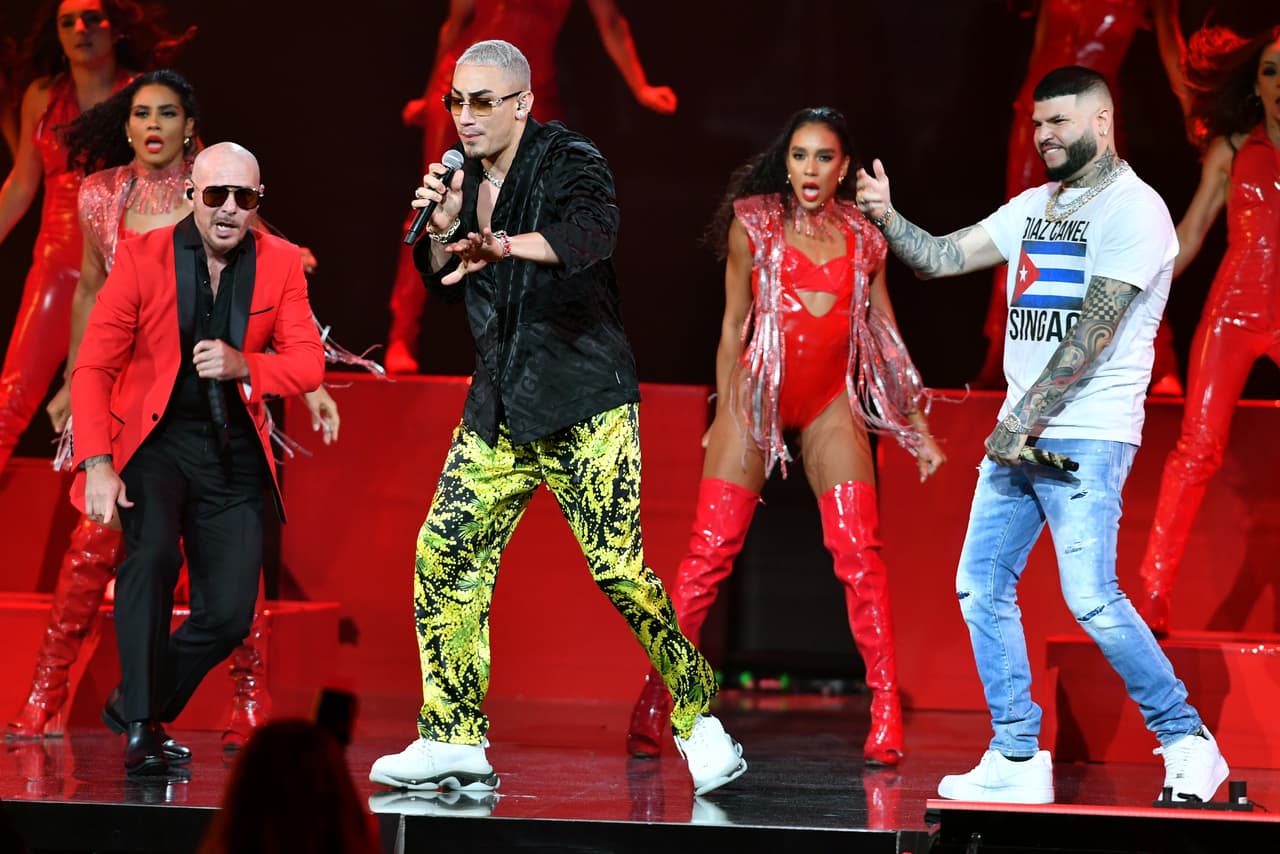 <b><a href="https://www.univision.com/shows/premios-juventud/pitbull-farruko-iamchino-el-alfa-y-omar-courtz-toman-premios-juventud-con-dos-poderosas-versiones-video" target="_blank">Pitbull, Farruko, El Alfa, Omar Courtz y IamChino</a></b> fueron los artistas siguientes en cantar en la ceremonia de Premios Juventud 2021.