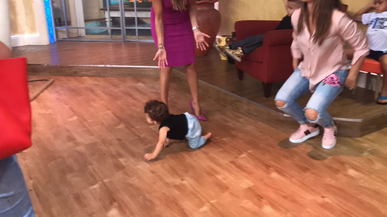 El pequeño Matías quería estar con su papá, y trataba de gatear hasta donde él se encontraba.