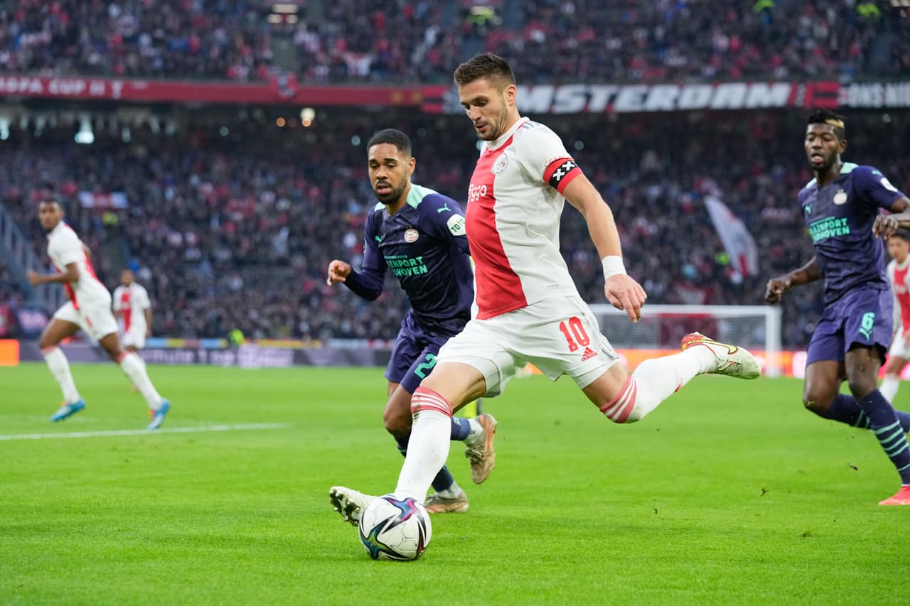 Ajax golea al PSV durante la 10ma fecha de la Eredivisie, donde los locales se impusieron ante los de Eindhoven con goliza 5-0, gracias a los tantos de Berguis (19'), Haller (56'), Anthony Dos Santos (66'), Klaassen (76') y Tadic en minutos agregados. Edson Álvarez fue titular, mientras que el 'Guti' Galaviz entro de cambio.
