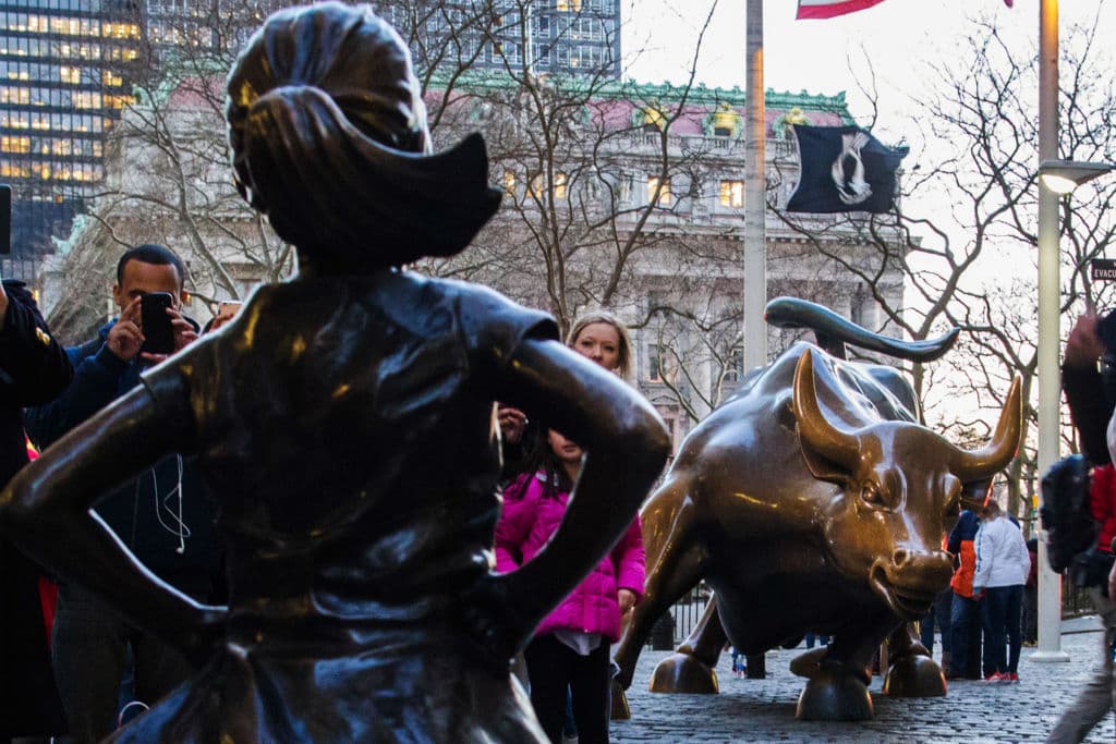 La estatua de la 'niña valiente' que desafía al icónico toro de Wall Street.