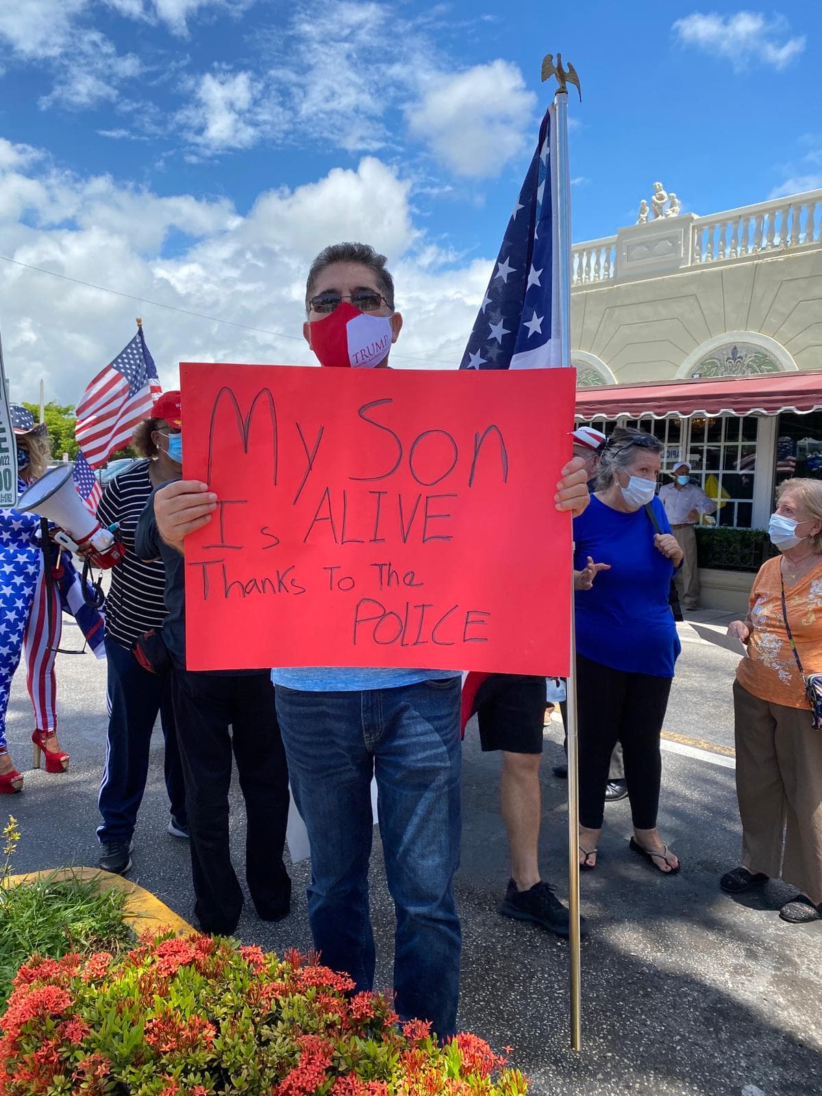 David Valdivia, uno de los participantes, dijo que su hijo está vivo gracias a la policía.