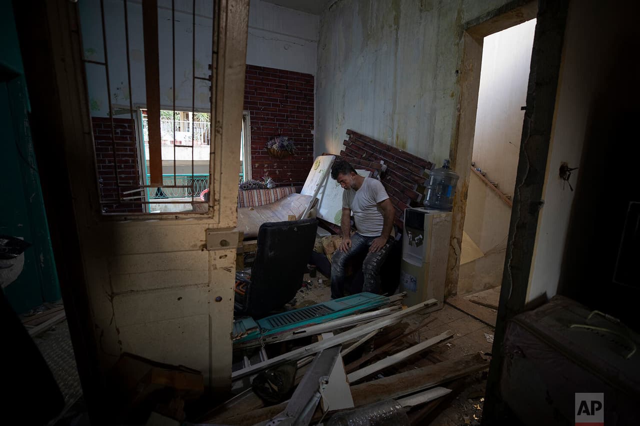 Found Armali se sienta dentro de su apartamento destruido, con la mirada fija en el suelo. Las paredes lucen sumamente dañadas, así como varias puertas de madera que no soportaron el fuerte impacto de la onda expansiva.
<b> Found se convirtió en uno más del cuarto de millón de habitantes sin una vivienda apta para habitar. </b>