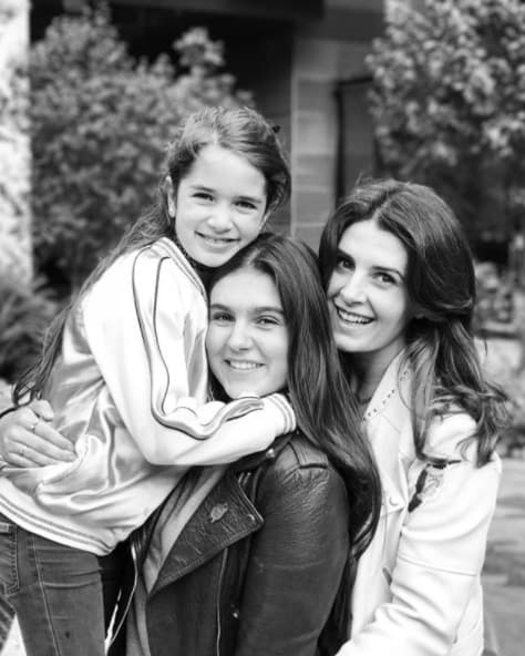 Santamarina y Mayrín no hacen diferencias entre sus hijos aunque sean fruto de matrimonios anteriores.
<b><a href="https://www.univision.com/entretenimiento/exclusiva-eduardo-santamarina-habla-claro-de-sexo-y-drogas-con-sus-hijos">"Ellos saben que no soy su amigo, soy su papá y las cosas están muy claras en eso" dijo el actor para Univision Entretenimiento.</a></b>