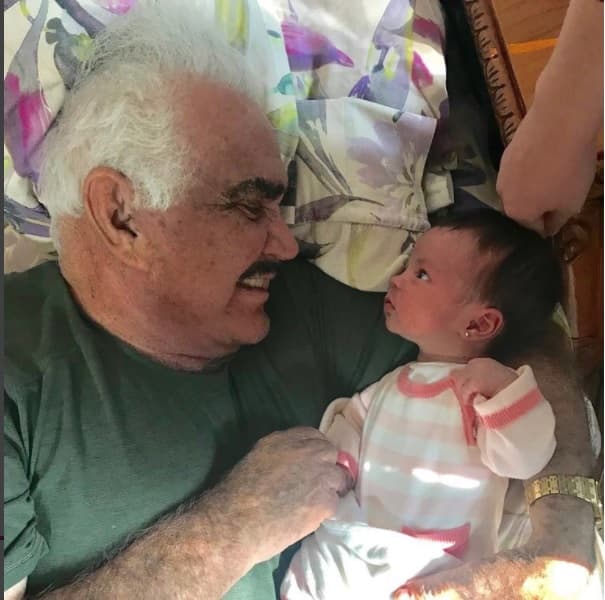 Vicente Fernández conoció a su primer bisnieta Antonella quien nació el 30 de septiembre de 2017, el Charro de Huentitán se dijo feliz: "¡Chente loco con su primer bisnieta!