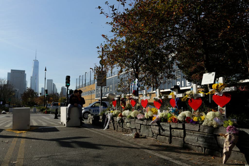 Así luce este viernes un memorial improvisado para las víctimas: cruces, flores y corazones por cada víctima.