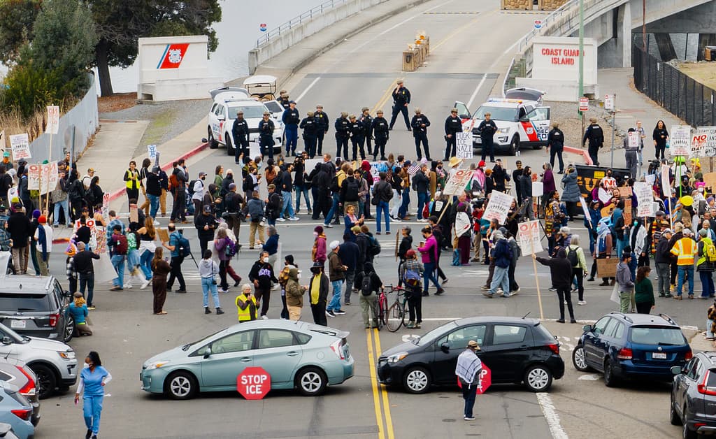Agentes de la Patrulla Fronteriza continúan llegando a la base Alameda en el Área de la Bahía, donde 
<b><a href="https://www.univision.com/local/san-francisco-kdtv/no-queremos-que-la-migra-venga-san-francisco-se-prepara-para-el-despliegue-de-agentes-federales-video" target="_blank">las manifestaciones no se detienen</a></b>.