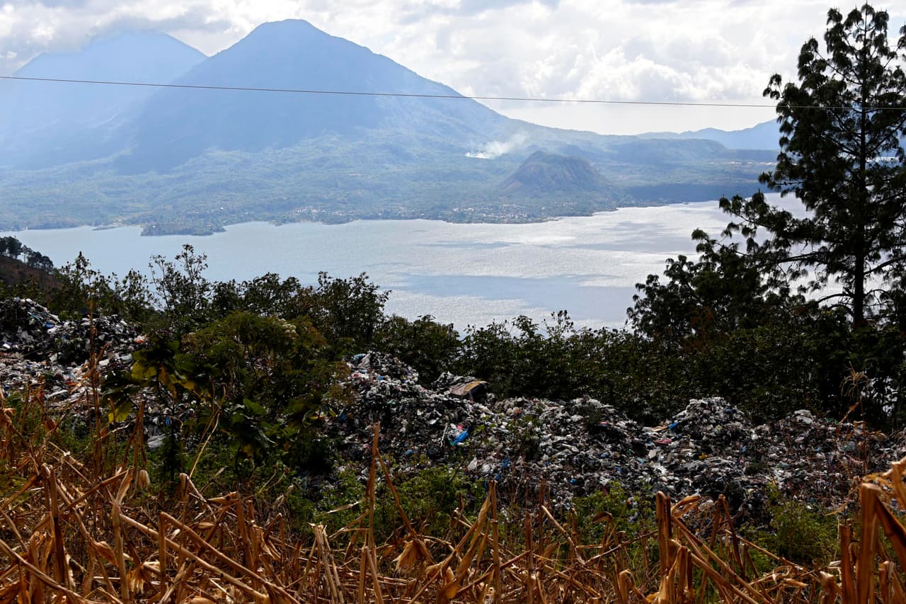 Enclavado entre montañas a 1,562 metros sobre el nivel del mar, con un espejo de agua de 125 km2 y una profundidad máxima de 320 metros, hasta el Atitlán llegan también muchas aguas residuales, es decir, sin tratar.