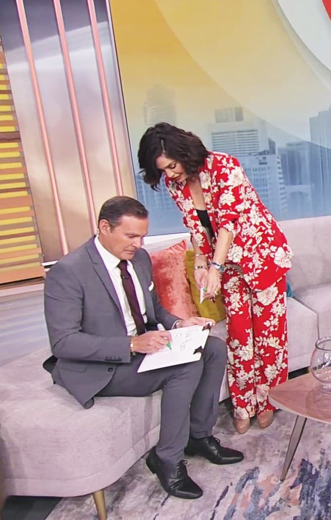 Los diestros no dejaron que Alan se quedará con los brazos cruzados y también lo retaron a escribir pero con la derecha.