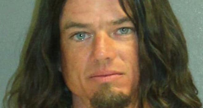 Arrestan a un hombre acusado de lanzar a su hijo de 5 años al mar para "enseñarle a nadar"