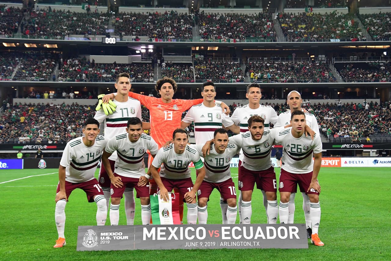 El Tri formó con Guillermo Ochoa; Luis Rodríguez, César Montes, Héctor Moreno, Jorge Sánchez; Jonathan Dos Santos, Luis Montes, Andrés Guardado; Uriel Antuna, Raúl Jiménez y Orbelín Pineda