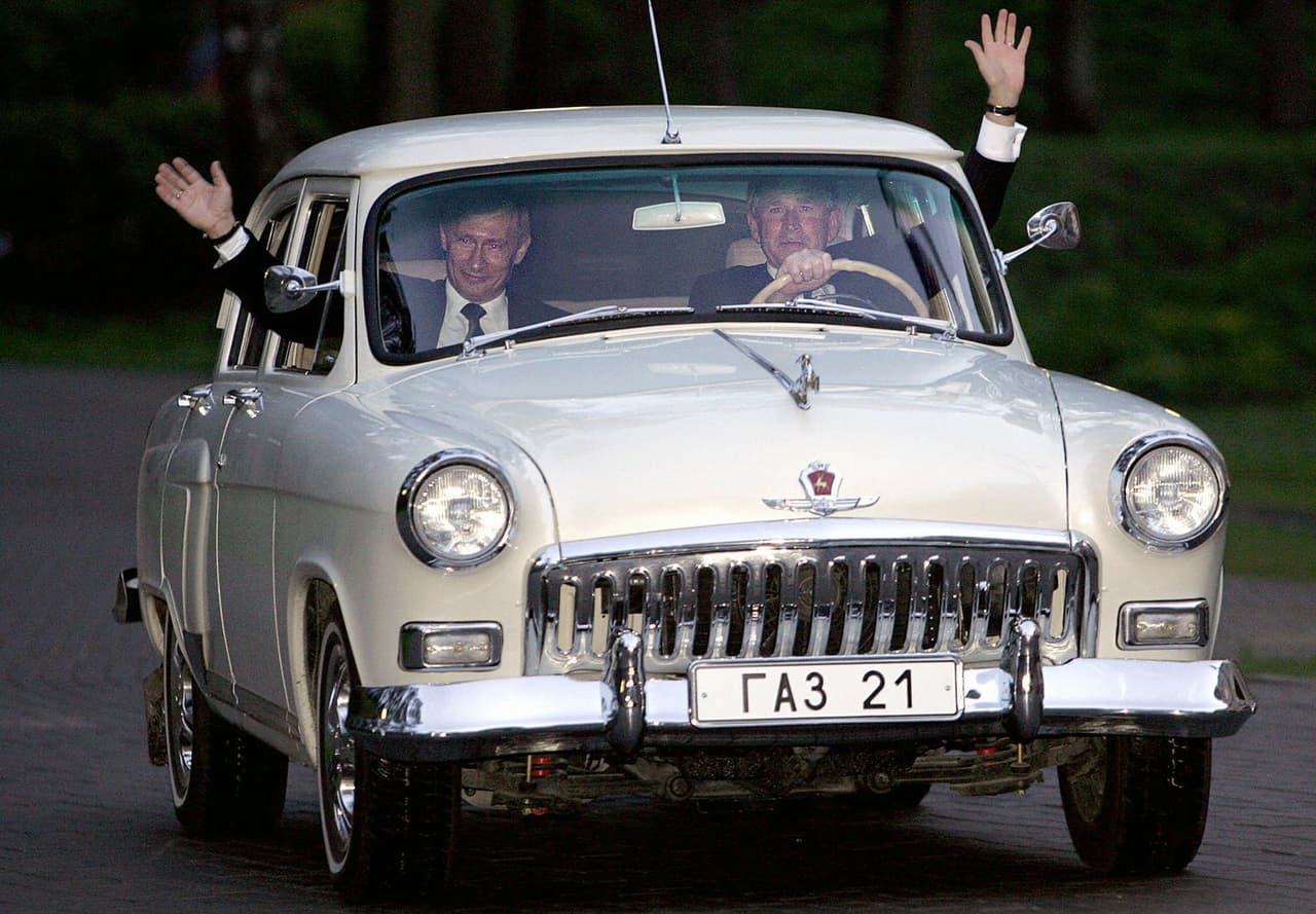 En mayo de 2005 Bush visitó a Putin en Moscú. Esta vez el mandatario ruso lo invitó a conducir un auto por las calles de la capital rusa.