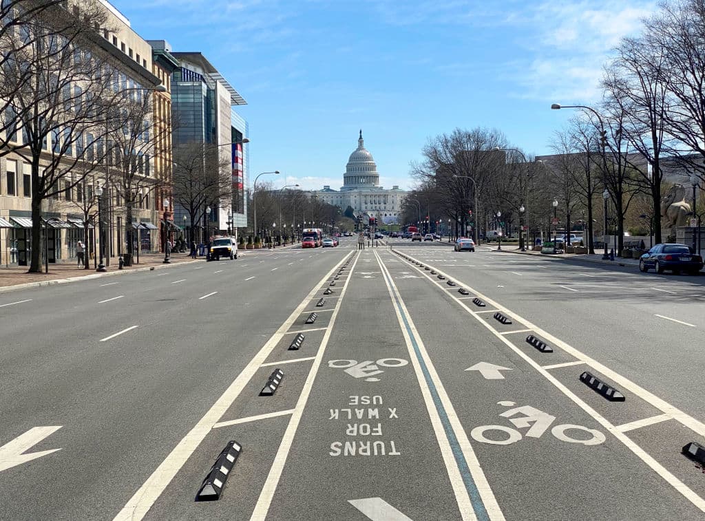 De igual manera, la 
<b>Avenida Pennsylvania</b> con el Capitolio al fondo, está prácticamente vacía en Washington DC, algo nunca antes visto.