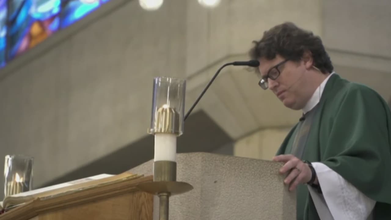 La historia del padre Josh, un sacerdote católico casado que se opone a permitir el matrimonio para los curas