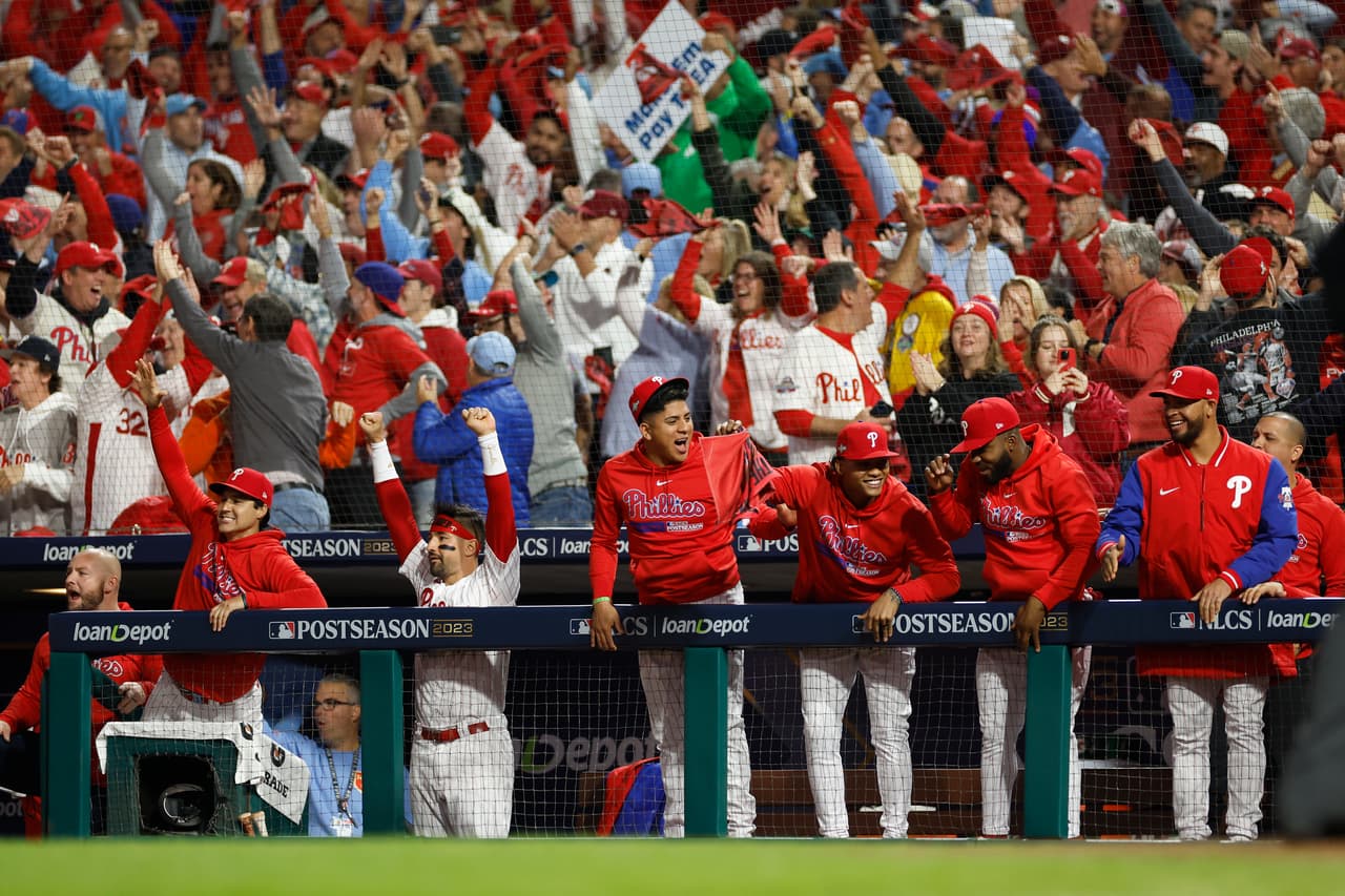 Parte del equipo en dug out reaccionan a un jonrón en la primera entrada de Trea Turner.