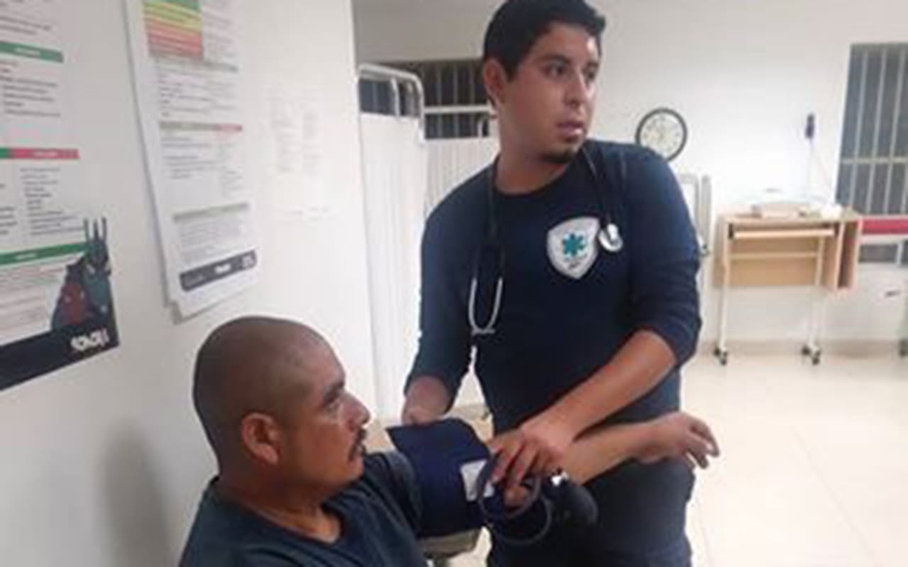 Encuentran a dos inmigrantes deshidratados en el desierto de Arizona mientras buscaban un cuerpo